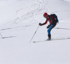 Almanya ve Avusturya'dan gelen kayakçılar Hakkari'de dağ kayağı yaptı
