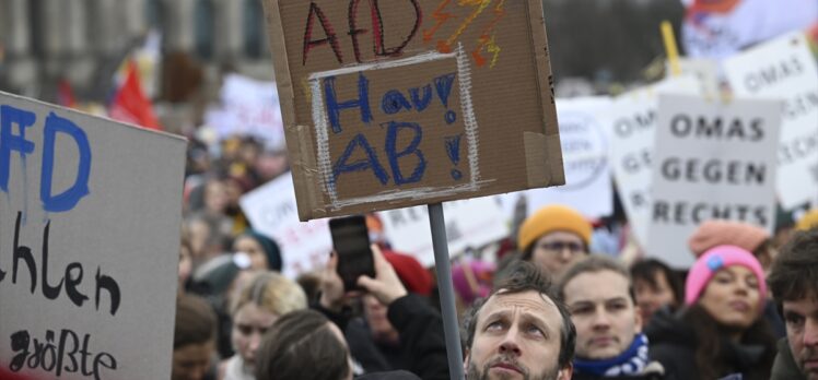Almanya'da yüz binlerce kişi yine aşırı sağa karşı gösteri yaptı