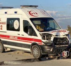 Antalya'da ambulans ile çarpışan motosikletin sürücüsü öldü