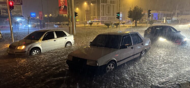 GÜNCELLEME 2 – Antalya'da şiddetli yağış yaşamı olumsuz etkiledi