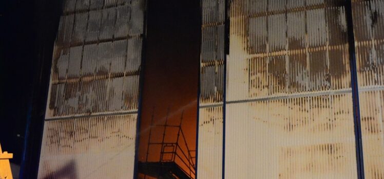 GÜNCELLEME – Antalya'da tersanede çıkan yangına ekiplerce müdahale ediliyor