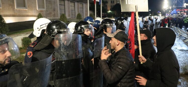 Arnavutluk'ta “ya bugün ya hiç” sloganıyla protesto gösterisi düzenlendi
