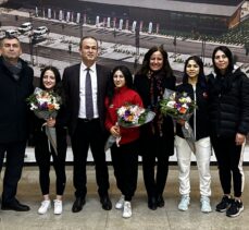 Avrupa Halter Şampiyonası'ndan dönen milli halterciler, Konya'da çiçeklerle karşılandı