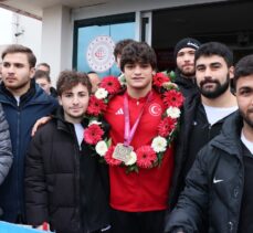 Avrupa şampiyonu güreşçi Alperen Berber, memleketi Samsun'da çiçeklerle karşılandı