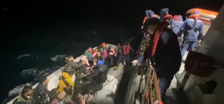 Ayvalık açıklarında 55 düzensiz göçmen yakalandı