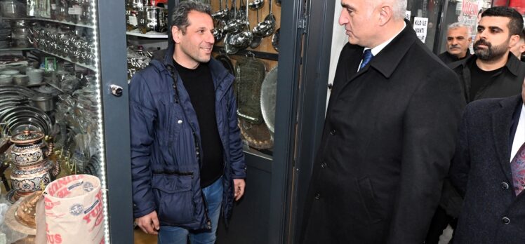 Bakan Ersoy, Malatya'da geçici iş yerlerindeki esnafı ziyaret etti