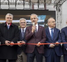 Bakan Uraloğlu, yeni nesil akıllı demir yolu bakım araçları teslim töreninde konuştu: