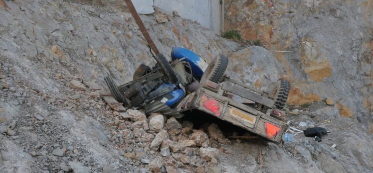 Balıkesir'de devrilen traktörün sürücüsü öldü