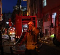 GÜNCELLEME – Beşiktaş'ta ahşap binada çıkan yangın söndürüldü