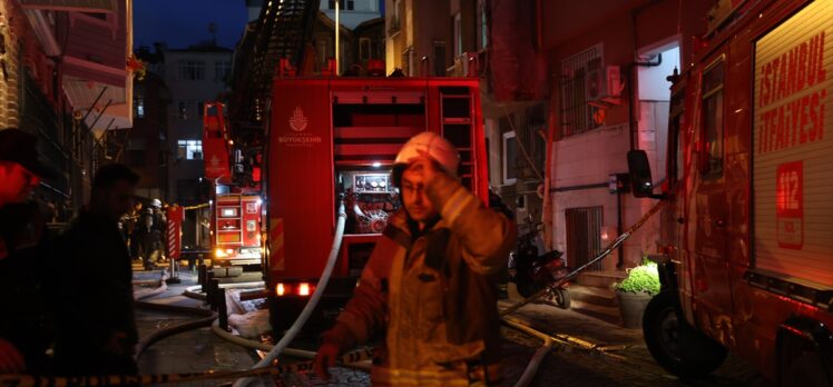 GÜNCELLEME – Beşiktaş'ta ahşap binada çıkan yangın söndürüldü