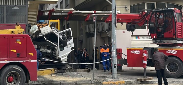 Beyoğlu'nda iki vincin karıştığı kazada 1 kişi yaralandı