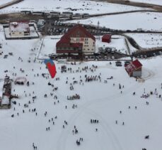 Bingöl'deki fotoğrafçılık maratonunda Hesarek'teki paraşüt ve kayak gösterisi görüntülendi