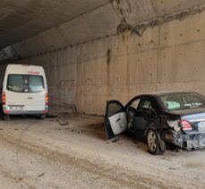 Burdur'da öğrenci servisi ile otomobilin çarpıştığı kazada 14 kişi yaralandı