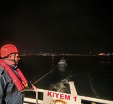 Çanakkale Boğazı'nda sürüklenen tekne kurtarıldı