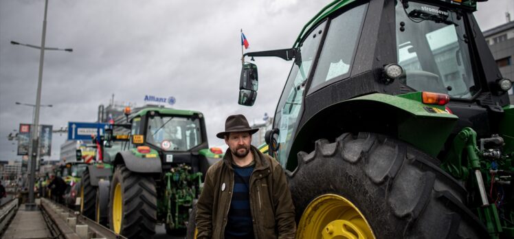 Çekya'da hükümetin tarım politikasını protesto eden çiftçiler traktörleriyle yollara çıktı