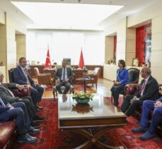 CHP Genel Başkanı Özel, Birleşik Kamu-İş Konfederasyonu heyetini kabul etti