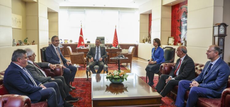 CHP Genel Başkanı Özel, Birleşik Kamu-İş Konfederasyonu heyetini kabul etti
