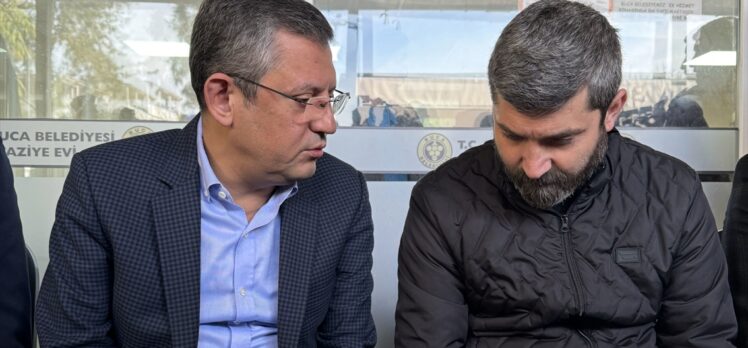 CHP Genel Başkanı Özel, İzmir'de öldürülen taksi şoförünün ailesini ziyaret etti: