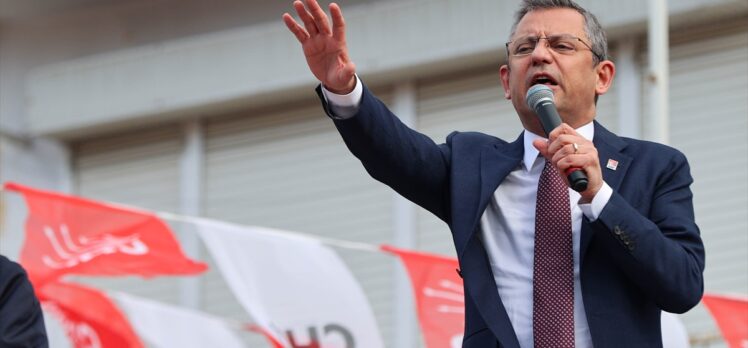 CHP Genel Başkanı Özgür Özel, Bergama'da halk buluşmasına katıldı