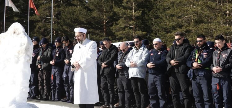 Diyanet İşleri Başkanı Erbaş, Bolu gençlik kampında hutbe okudu, cuma namazı kıldırdı