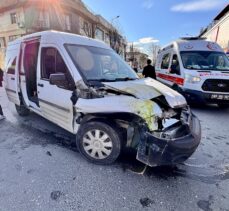 Düzce'de minibüs ile hafif ticari aracın çarpıştığı kazada 2 kişi yaralandı