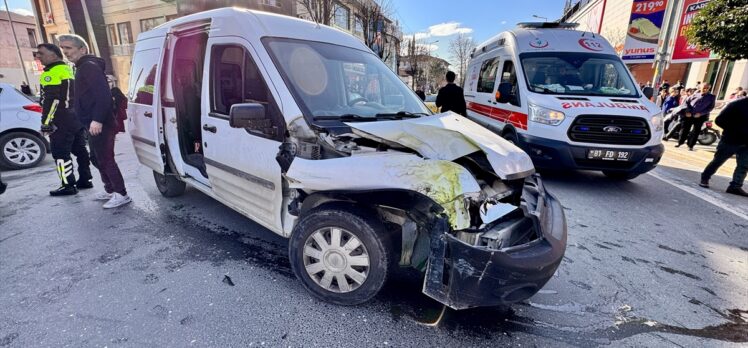 Düzce'de minibüs ile hafif ticari aracın çarpıştığı kazada 2 kişi yaralandı