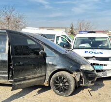 Edirne'de bir sürücünün kaçmaya çalıştığı aracıyla çarptığı ekip otosundaki iki polis yaralandı