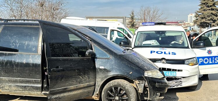 Edirne'de bir sürücünün kaçmaya çalıştığı aracıyla çarptığı ekip otosundaki iki polis yaralandı