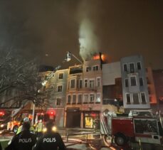 Fatih'te 2 ahşap binada çıkan yangında 1 kişi dumandan etkilendi