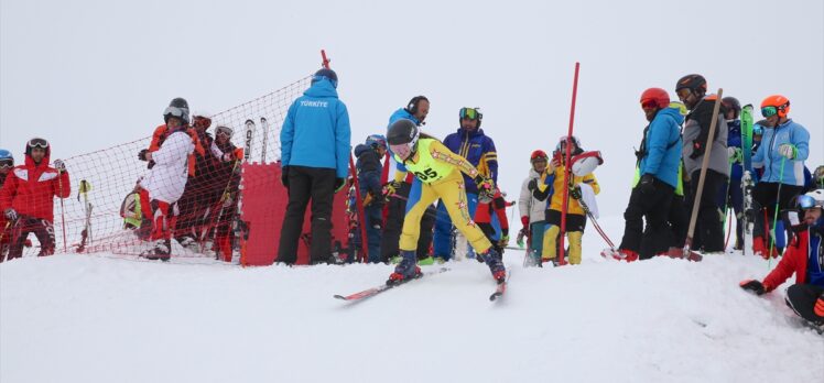 Hakkari'deki kayak merkezi farklı illerden sporcularla şenlendi