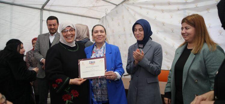 Hatay'da “AK Parti Siyaset Akademisi”ne katılan 141 kadına sertifika verildi