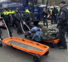 Hollanda'da yol kapatarak eylem yapan yüzlerce çevreci aktivist gözaltına alındı