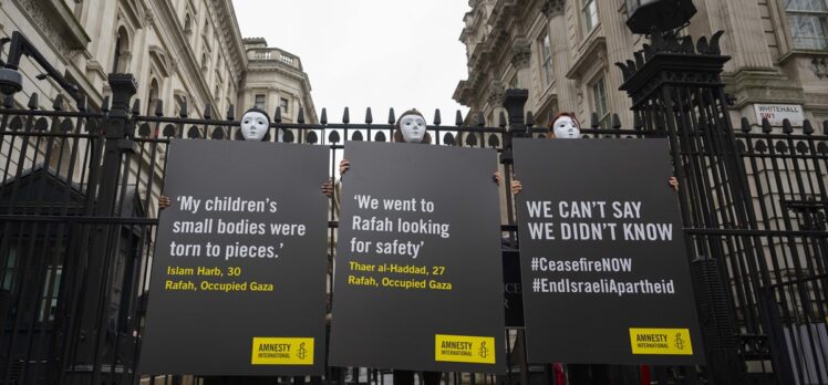 İngiltere'de, Refah'taki sivillerle dayanışma için sessiz eylem düzenlendi
