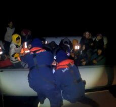 İzmir açıklarında 65 düzensiz göçmen yakalandı, 30 düzensiz göçmen kurtarıldı