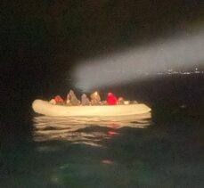İzmir açıklarında 78 düzensiz göçmen kurtarıldı, 102 göçmen yakalandı