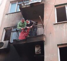 İzmir'de bir apartmanda çıkan yangında 3 kişi dumandan etkilendi