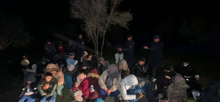 İzmir'de göçmen kaçakçılığı iddiasıyla 3 zanlı tutuklandı