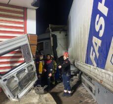 GÜNCELLEME – İzmir'de tırın minibüse çarpması sonucu 3 kişi hayatını kaybetti, 11 kişi yaralandı