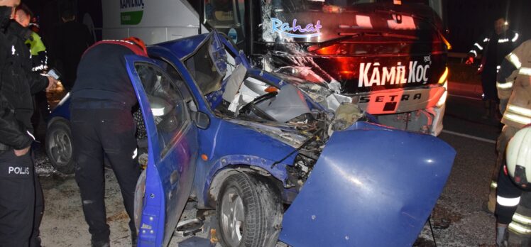 GÜNCELLEME – İzmir'de yolcu otobüsü ile otomobilin çarpıştığı kazada 1 kişi öldü, 3 kişi yaralandı