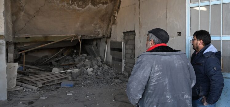 Malatya'da depremlerde ağır hasar alan 6 iş yeri çöktü