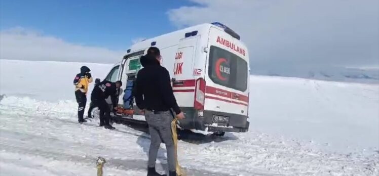 Malazgirt'te yoldan çıkarak kara saplanan ambulans ekiplerce kurtarıldı
