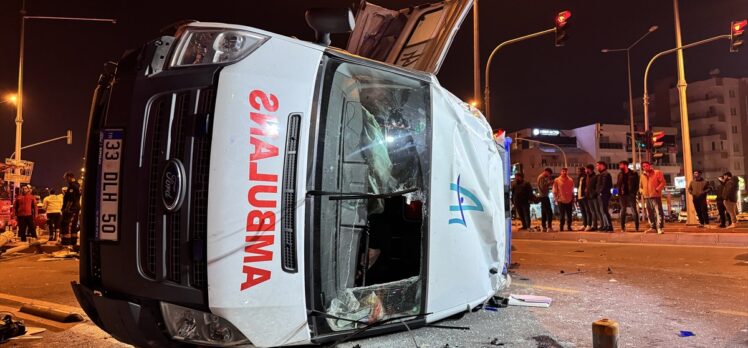 Mersin'de ambulans ile otomobil çarpıştı, 7 kişi yaralandı