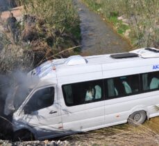 Mersin'de minibüsle otomobil çarpıştı 1 kişi öldü, 13 kişi yaralandı