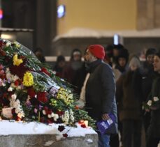 Moskova’da bazı vatandaşlar, Rus muhalif Navalnıy için “Solovetskiy Kamen” anıtına çiçek bırakıyor