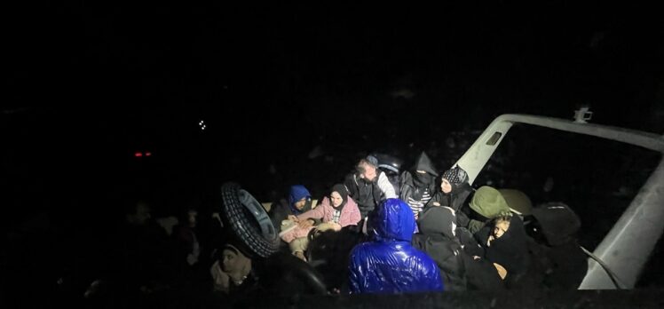 Muğla açıklarında lastik bottaki 20 düzensiz göçmen kurtarıldı