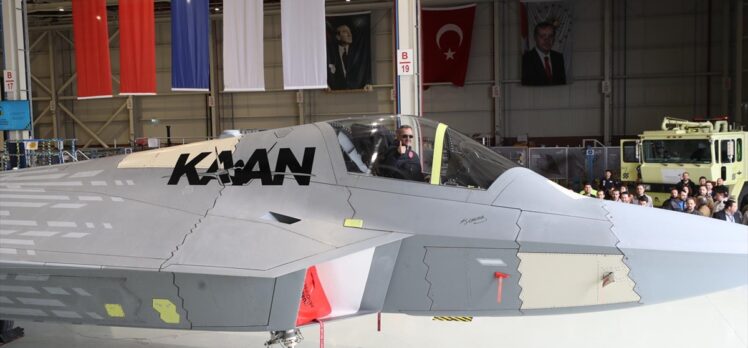 Savunma Sanayii Başkanı Haluk Görgün, KAAN'ın ilk uçuşu sonrası test pilotları ve proje ekibiyle görüştü: