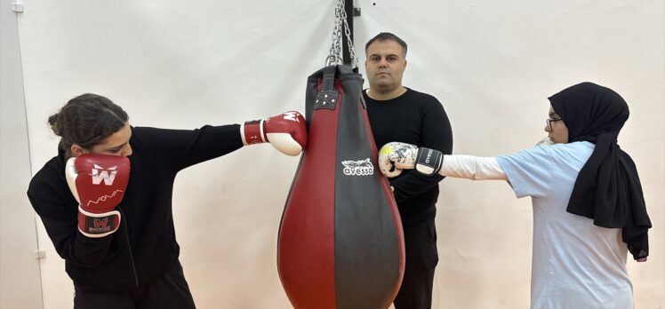 Siirtli boks antrenörü okullarda yeni yeteneklerin izini sürüyor