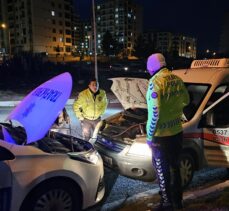 Siirt'te kamyoneti arızalanınca yolda kalan sürücüye trafik polisleri yardım etti