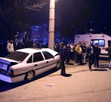 Sivas'ta aydınlatma direğine çarpan otomobilde sıkışan 3 kişi yaralandı