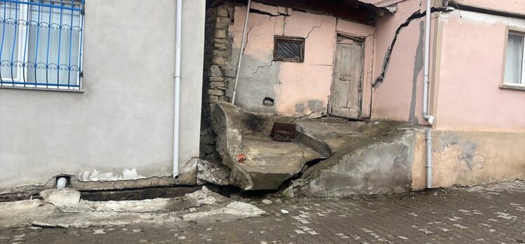 Tokat'ta bir köyde heyelan nedeniyle 10 evin sakinleri tahliye edildi